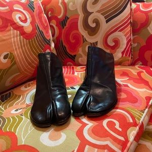 Maison Margiela Black Tabi, wedge size 40. (Fits a US women’s size 8)